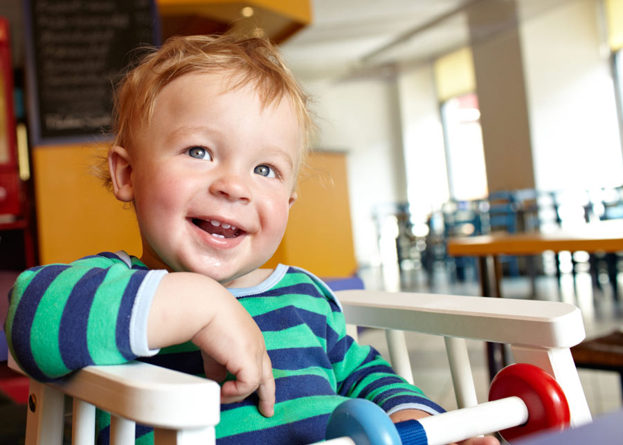 child-in-restaurant-935QSF7-scaled